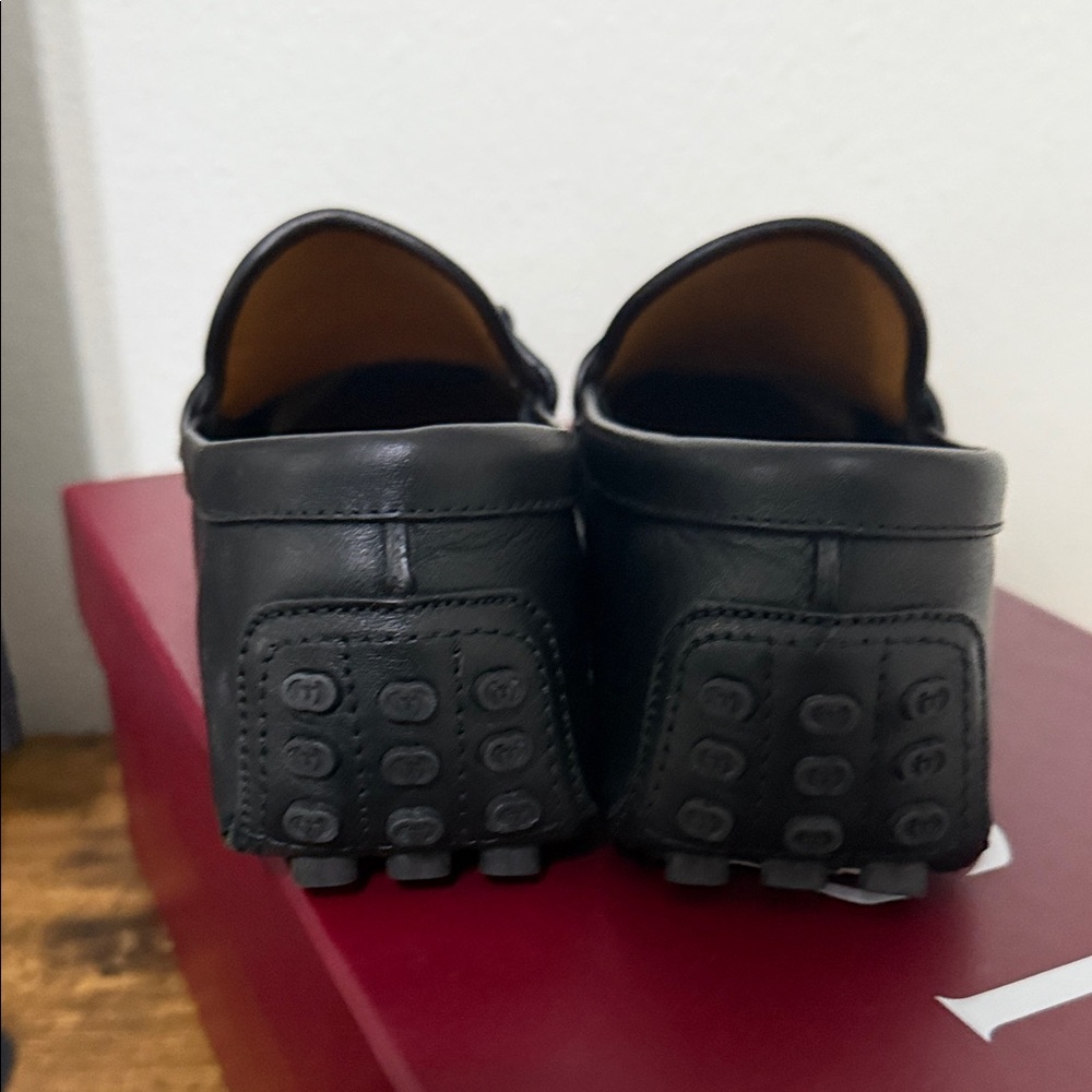 Gucci Black Leather Loafers with Silver Detailing - Picture 4 of 7
